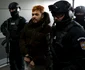 Mohamed Amra este escortat de polițiști ai serviciilor speciale la Aeroportul Otopeni, în Otopeni, Ilfov. FOTO Inquam Photos / Octav Ganea