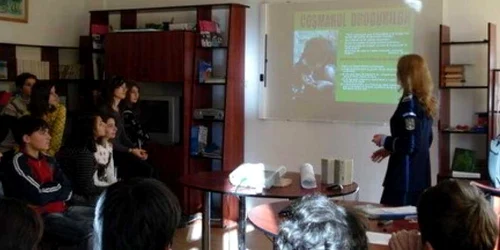 Poliţiştii le expun elevilor riscurile consumului de etnobotanice