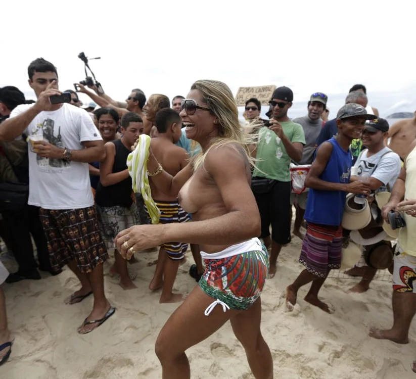 Protest în sânii goi la Rio de Janeiro (Foto: Reuters)