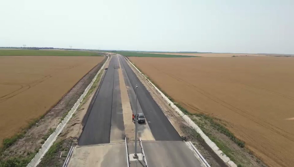 Mobilizare impresionantă pe tronsonul 4 al DEx Craiova-Pitești. Sute de muncitori și utilaje pentru a finaliza drumul expres VIDEO