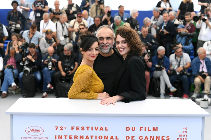 Regizorul Karim Ainouz, alături de cele două actriţe din film, Julia Stockler şi Carol Duarte