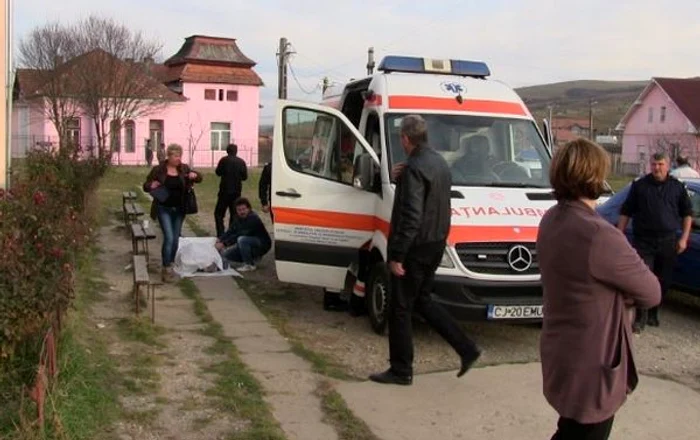 Bătrânul a murit în faţa secţiei de votare foto: Dejeanul.ro