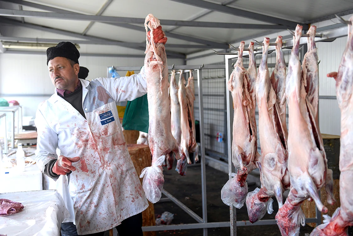 Carnea de miel nu va lipsi din  măcelării în următoarele zile 