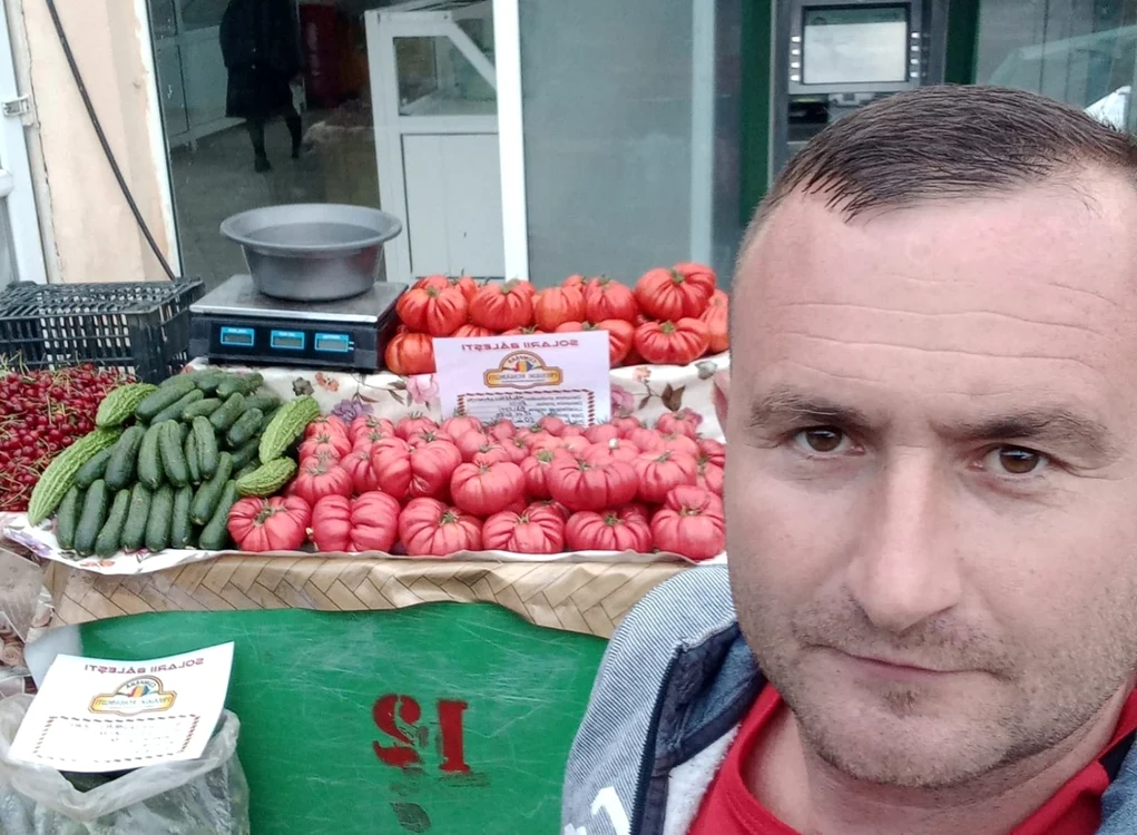 Laurenţiu Mălăescu vinde roşii care depăşesc greutatea de un kilogram    Foto:facebook.com/Solarii-Băleşti