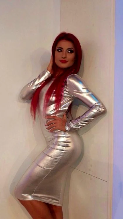 Elena este asistentă tv și dansatoare