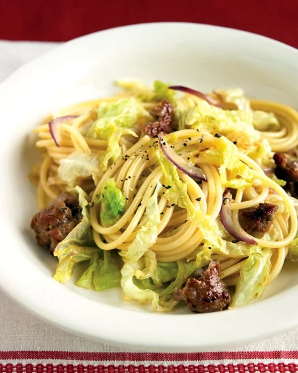 spaghete cu carnati si varza alba jpeg