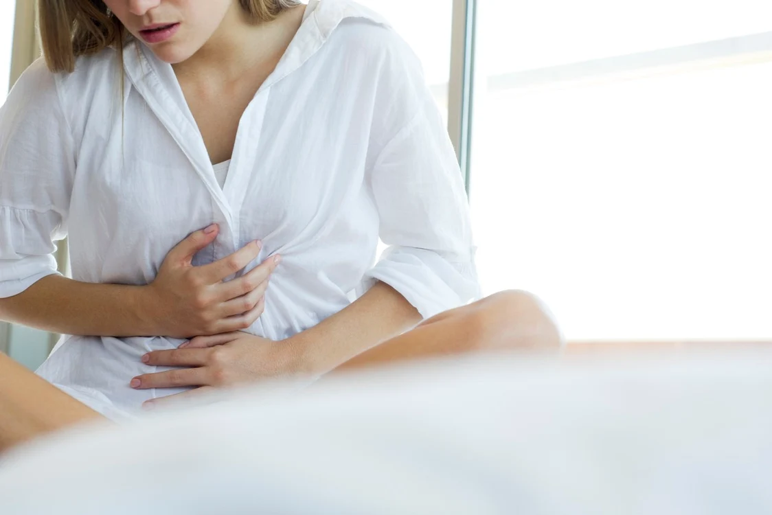 Femeie cu dureri menstruale  