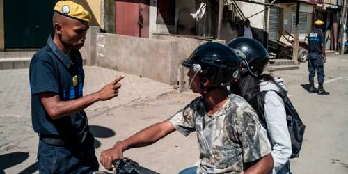 Ofiţer de poliţie dă indicaţii trecătorilor în Madagascar în timpul pandemiei FOTO EPA-EFE