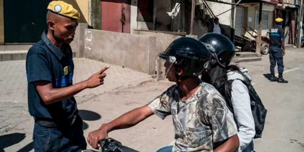 Ofiţer de poliţie dă indicaţii trecătorilor în Madagascar în timpul pandemiei FOTO EPA-EFE