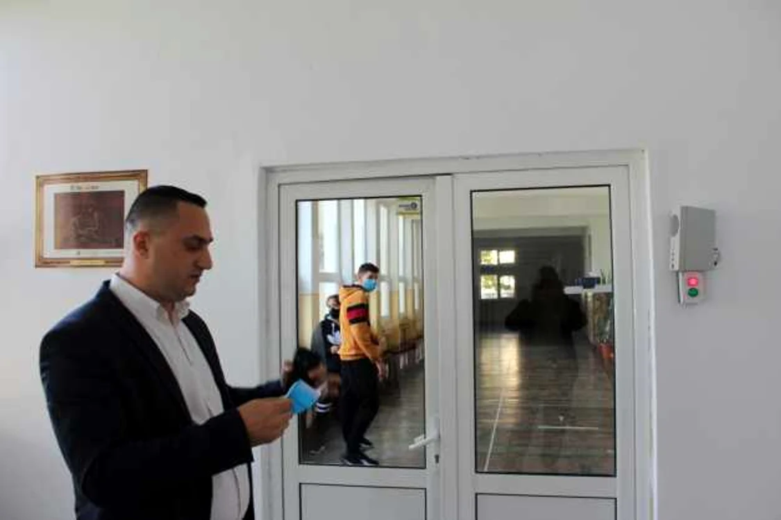 Uşa nu se deschide dacă persoana nu poartă mască de protecţie