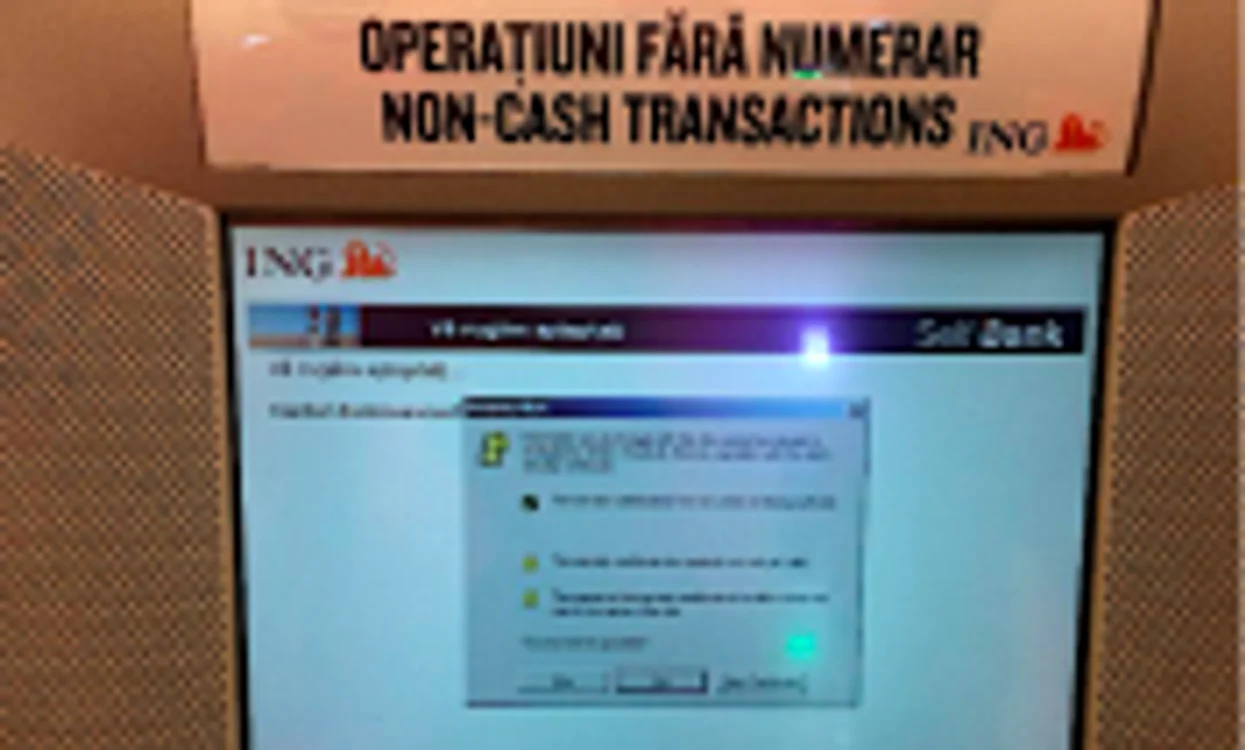 Eroare în sistemul ING Bank - carduri reţinute de multimatul AST Foto Sînziana Ionescu