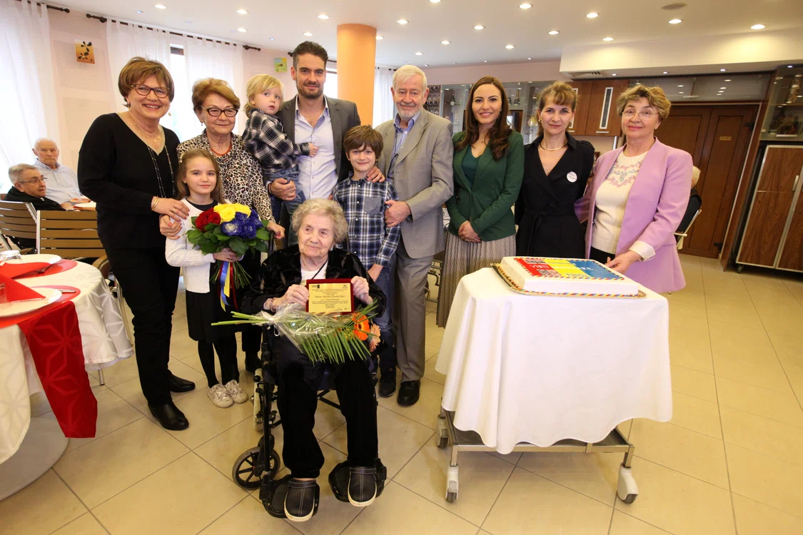Agatha alături de familie, de Alexandra Dobre, de la Primăria Capitalei, și de personalul medical Foto: Sever Gheorghe