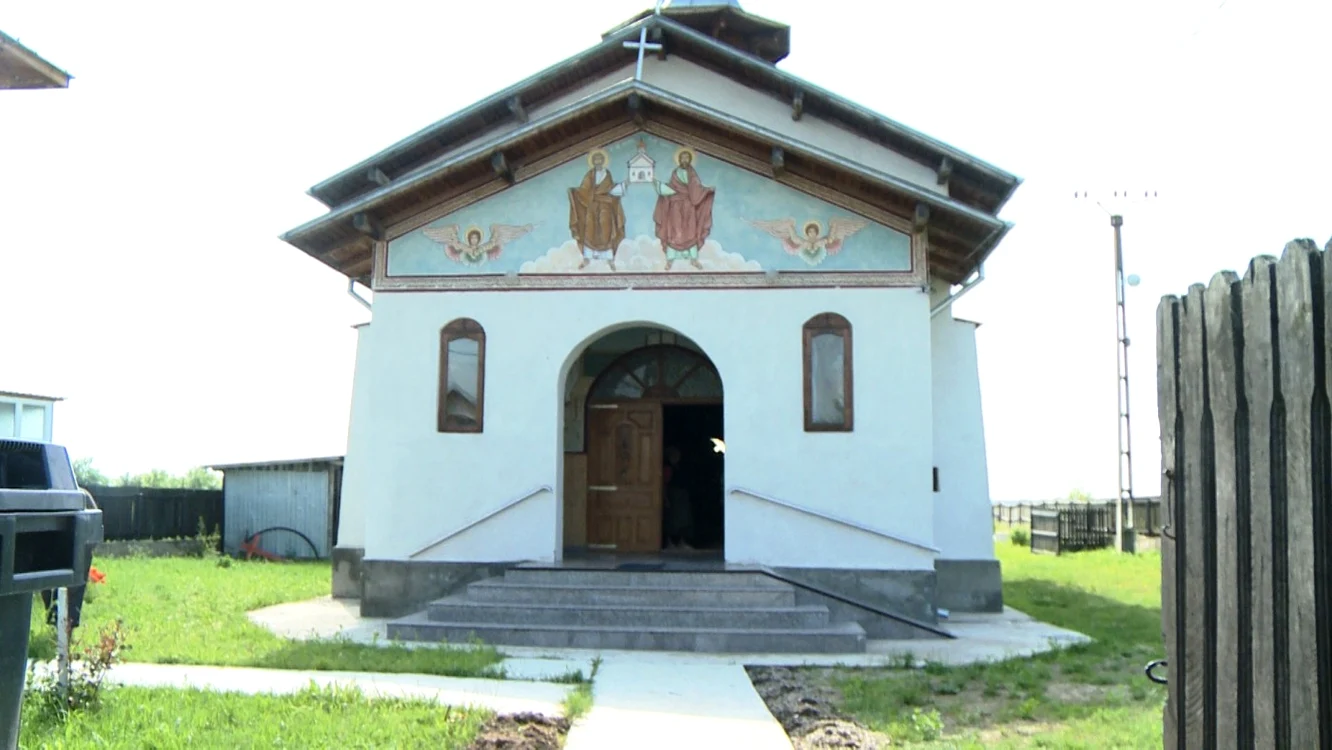 Biserica este gata, însă enoriaşii nu pot merge la slujbe duminica şi în sărbători pentru că nu este sfinţită