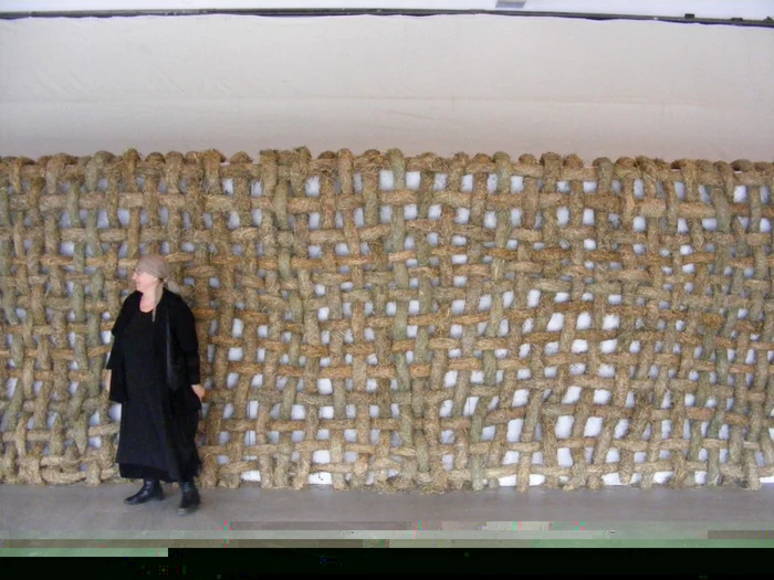 Victoria Zidaru, în
faţa unei lucrări din expoziţia „Florilegiu“
FOTOGRAFII: Doinel Tronaru