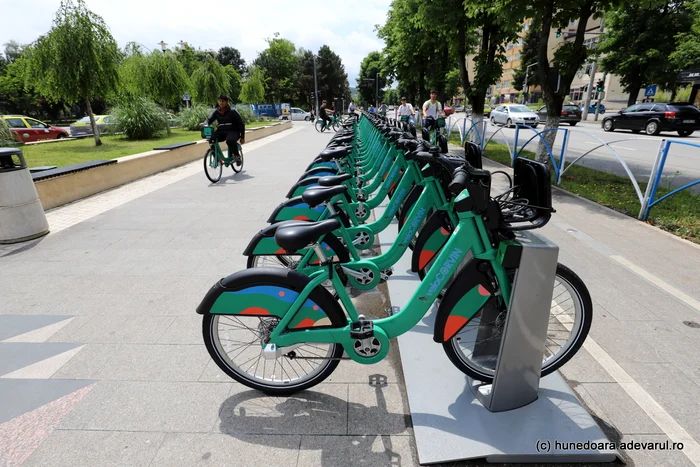 Stație de bike-sharing în Hunedoara. Foto: Daniel Guță. ADEVĂRUL