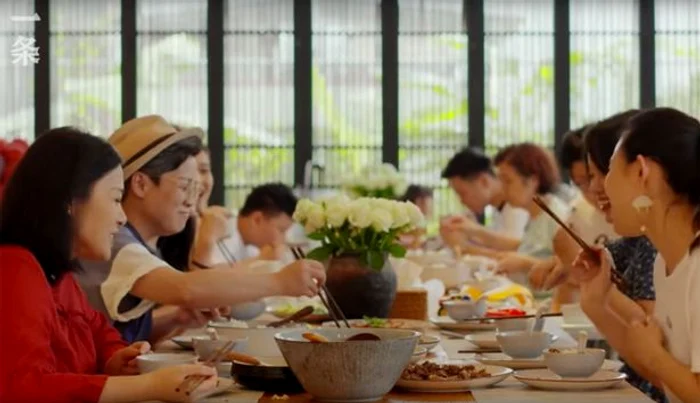 Șapte prietene din copilărie au pus mână de la mână să își facă un conac în care să se mute la bătrânețe