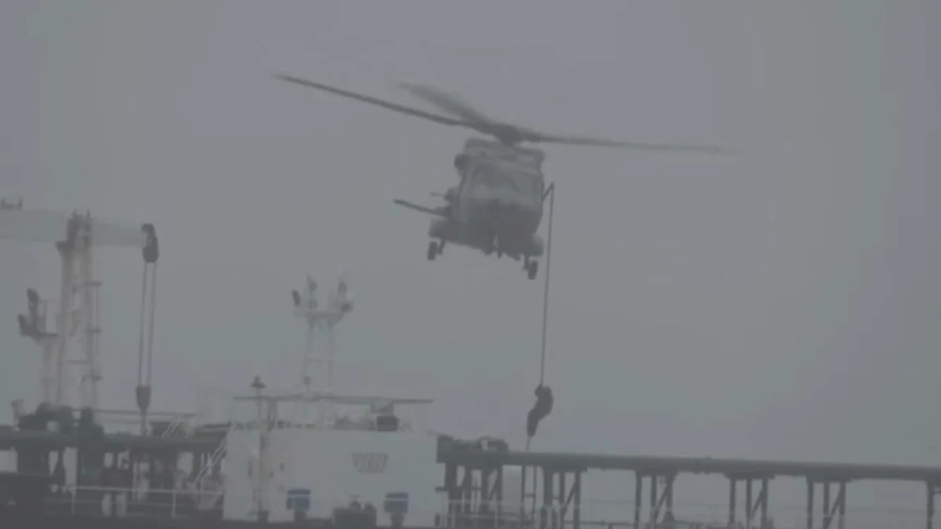 Imagine din timpul intervenţiei marinei franceze. FOTO: captură video X/Emmanuel Macron