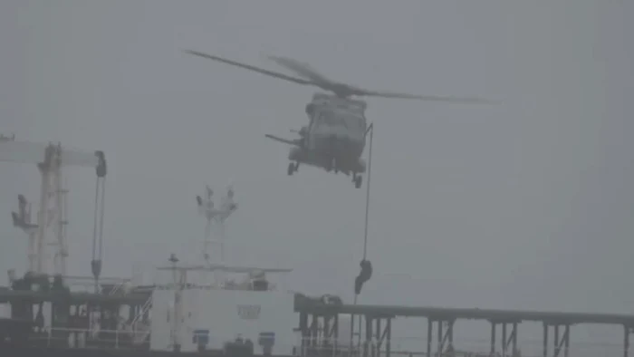Imagine din timpul intervenţiei marinei franceze. FOTO: captură video X/Emmanuel Macron