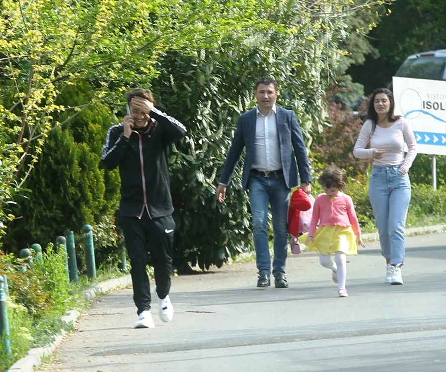 Patrick Borcea și iubita au ieșit în oraș cu bodyguardul și o fetiță de care au avut mare grijăfoto: Mihai Ionescu