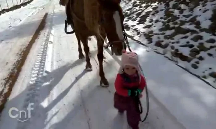 Emma şi-a scos căluţul la plimbare.