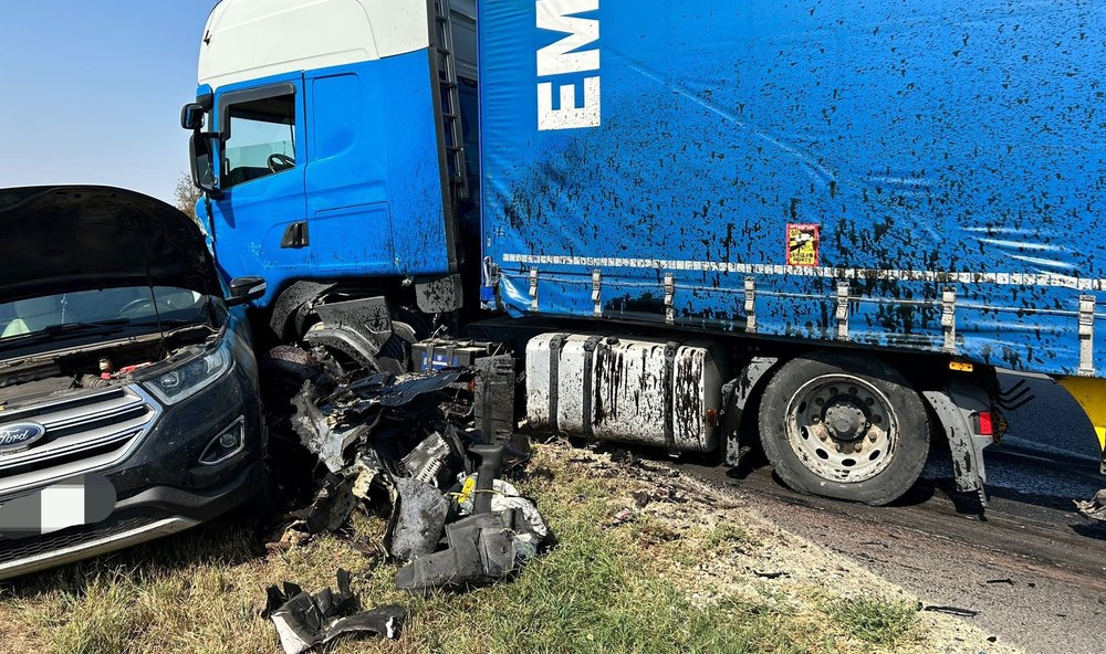 S-a urcat în mașină și a intrat cu 150 km/h într-un TIR, după ce și-a lăsat soția într-o baltă de sânge. A murit pe loc