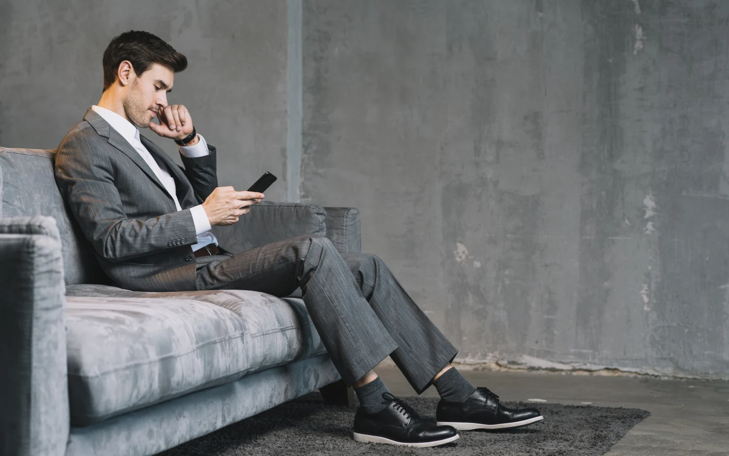 „Caut loc de muncă unde să pot sta pe telefon”. Reacțiile românilor la mesajul sincer al unui tânăr