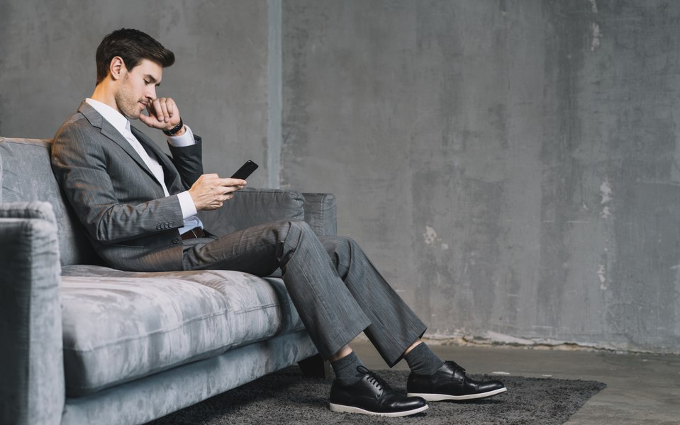 „Caut loc de muncă unde să pot sta pe telefon”. Reacțiile românilor la mesajul sincer al unui tânăr