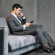 Angajat tanar cu telefonul   Foto Freepik com jpg