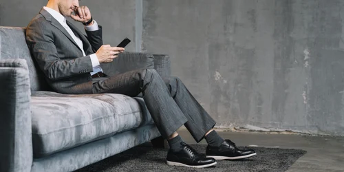 Angajat tanar cu telefonul   Foto Freepik com jpg