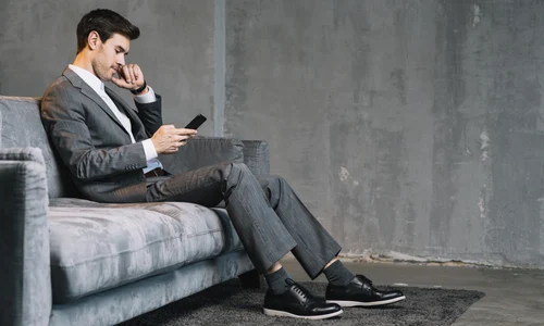 Angajat tanar cu telefonul   Foto Freepik com jpg