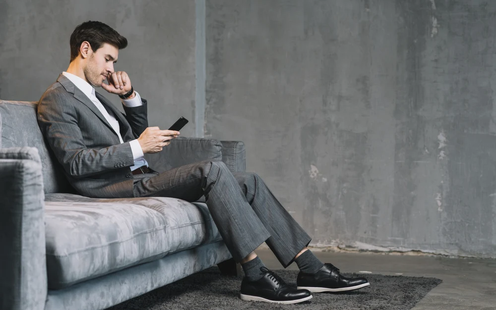 „Caut loc de muncă unde să pot sta pe telefon”. Reacțiile românilor la mesajul sincer al unui tânăr