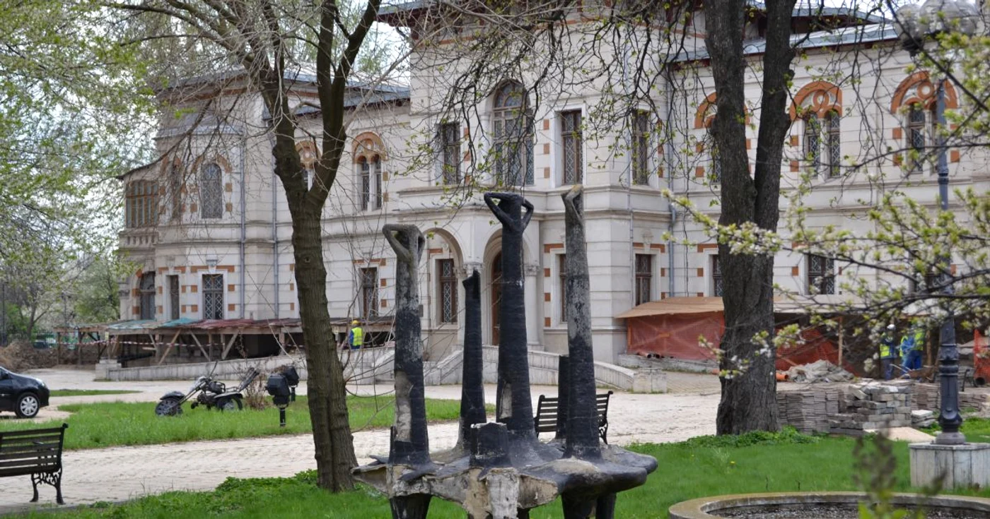 Sculpturile din curtea Palatului Episcopal vor ajunge într-un depozit până când va fi construit noul sediu al Muzeului de Artă Vizuală. Foto Marius Mototolea