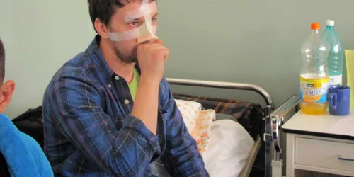 Tineri bătuţi de poliţişti şi jandarmi