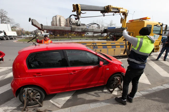 Mașină ridicată pentru că era parcată neregulamentar în rondul Lujerului. Foto: Sever Gheorghe