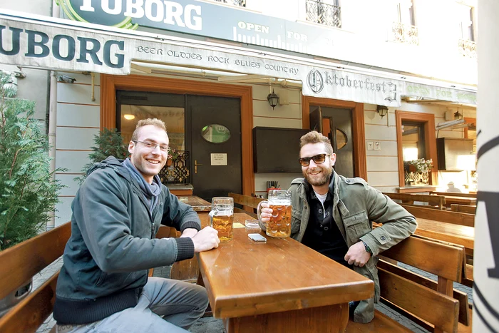 
    Francesco şi Fabio sunt  încântaţi de cârciumile  din Centrul Vechi Foto: Roberto Sălceanu  