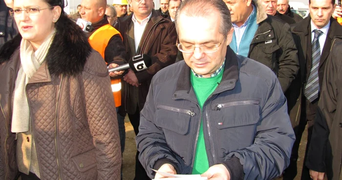 Emil Boc şi Anca Boagiu pe şantierul de la Lancrăm, judeţul Alba