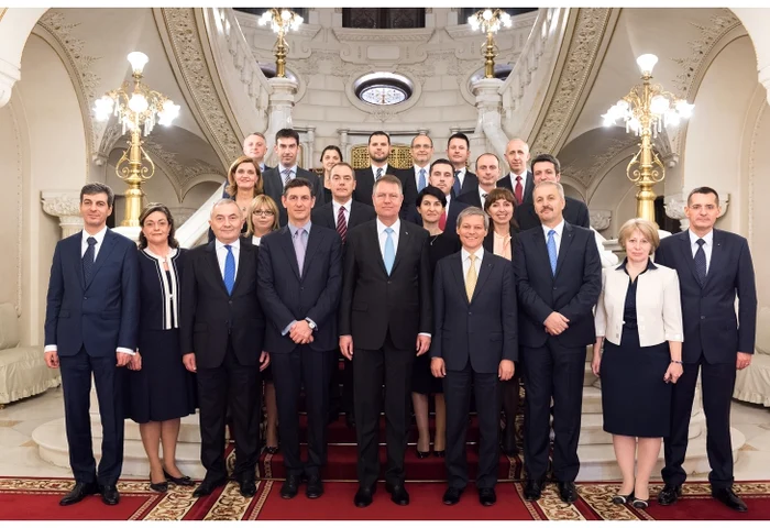 Membrii Cabinetului Dacian Cioloș nu-și închipuiau la data investiturii prin câte furci caudine urmează să treacăfoto: Gov.ro