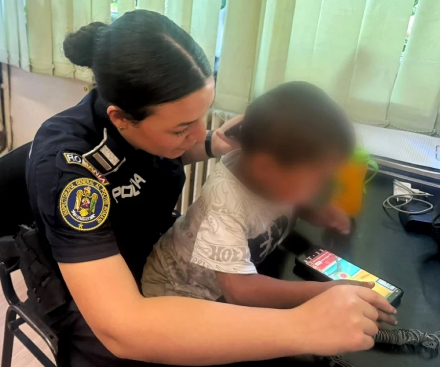 Copilul uitat în autobuz a fost preluat de poliţişti. FOTO: Poliţia Braşov