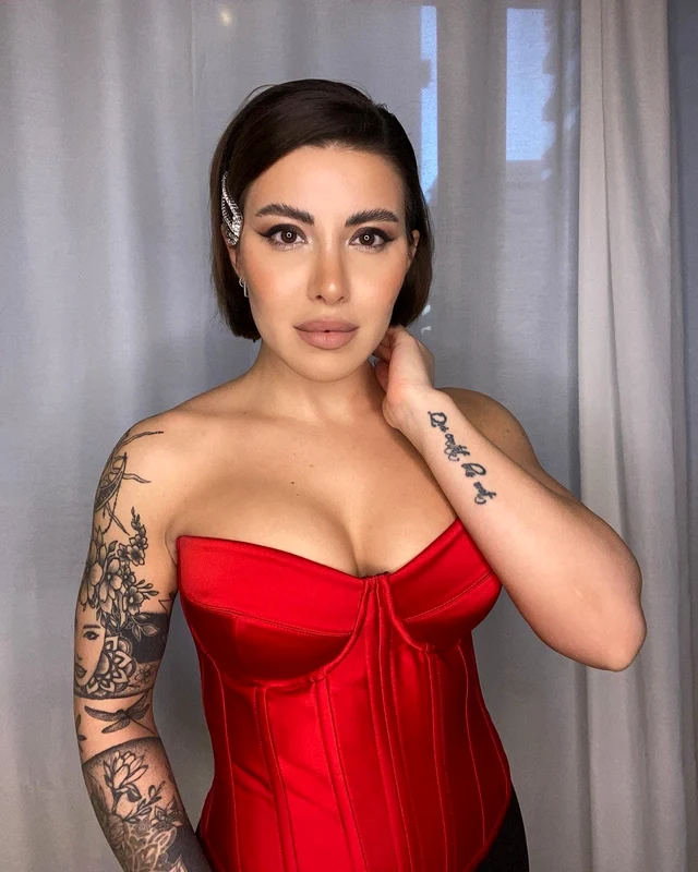 nicoleta nuca 4 JPG