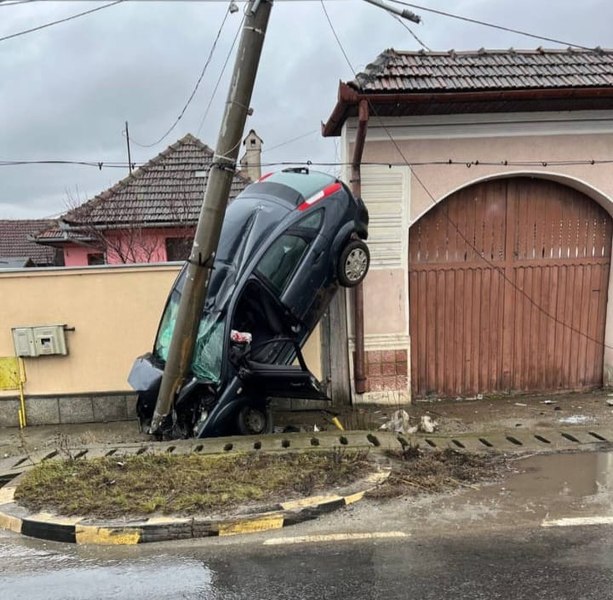 Cascadorie involuntară a unui șofer, pe DN1. Mașina a rămas sprijinită de un stâlp