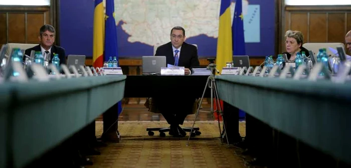 Premierul Victor Ponta i-a acuzat pe funcţionari de birocraţie şi iresponsabilitate, apoi le-a anulat şi măririle salariale FOTO: GOV.RO