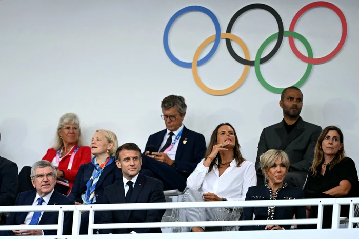 Emmanuel Macron, în tribuna oficială. Foto AFP