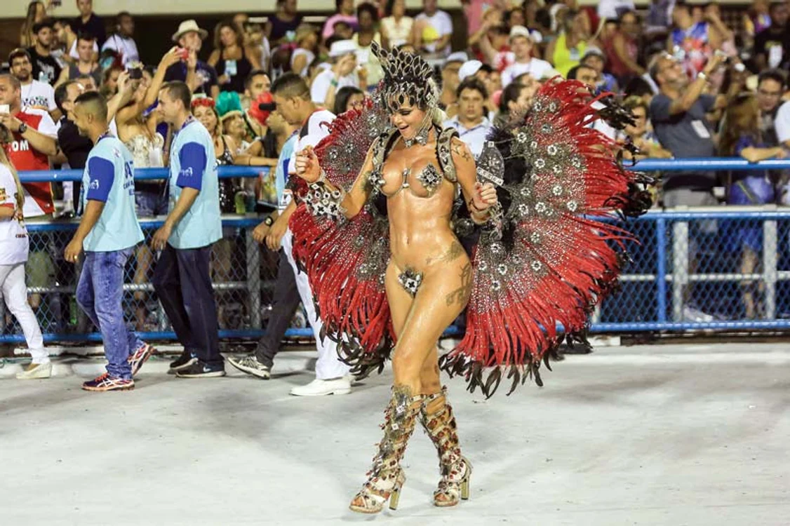 
    Dansatoarele  de samba s-au  despuiat spre  deliciul spectatorilor  