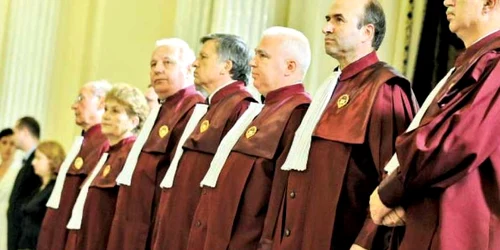 Judecătorii Curţii Constituţionale, în faţa unor decizii cruciale  