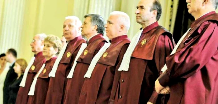 Judecătorii Curţii Constituţionale, în faţa unor decizii cruciale  