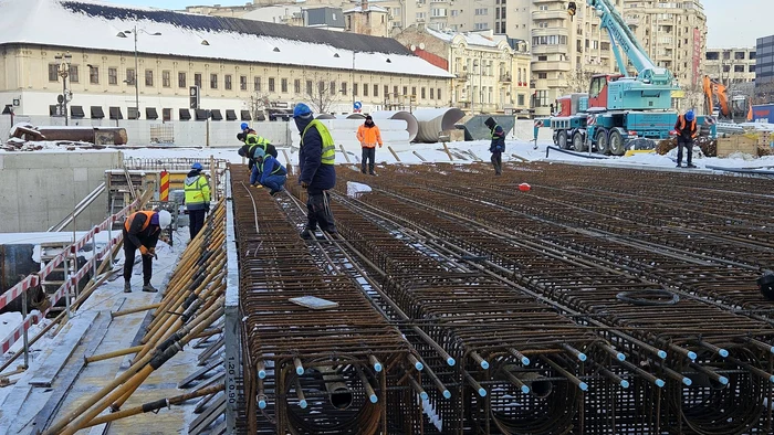 Lucrările de refacere a Planșeului Unirii continuă și la minus 7 grade Celsius