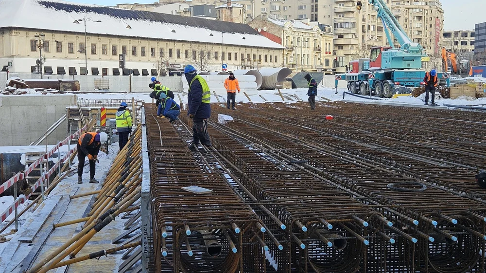 Lucrările de refacere a Planșeului Unirii continuă și la minus 7 grade Celsius