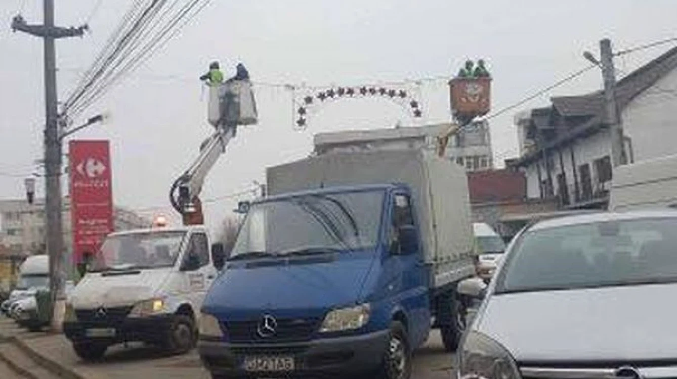 Decoraţiunile chiloţi au fost reaşezate 