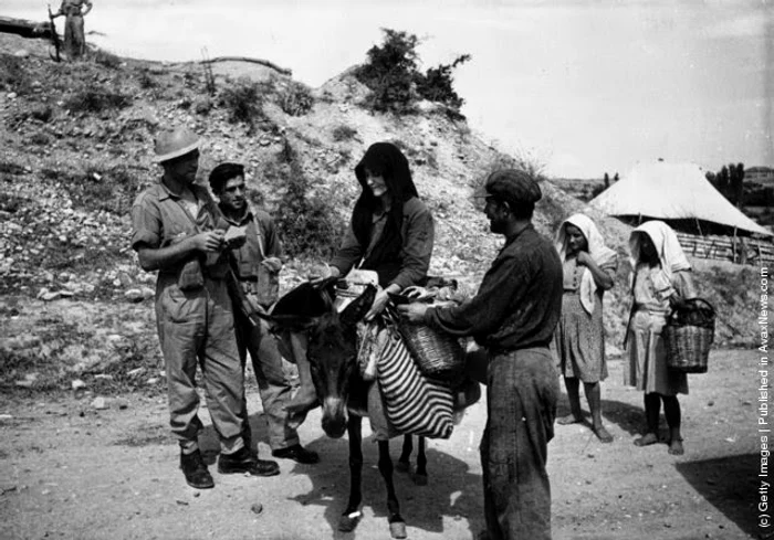 Soldaţi greci îi controlează pe doi ţărani de arme, octombrie 1947 (Haywood Magee/Picture Post/Getty Images)