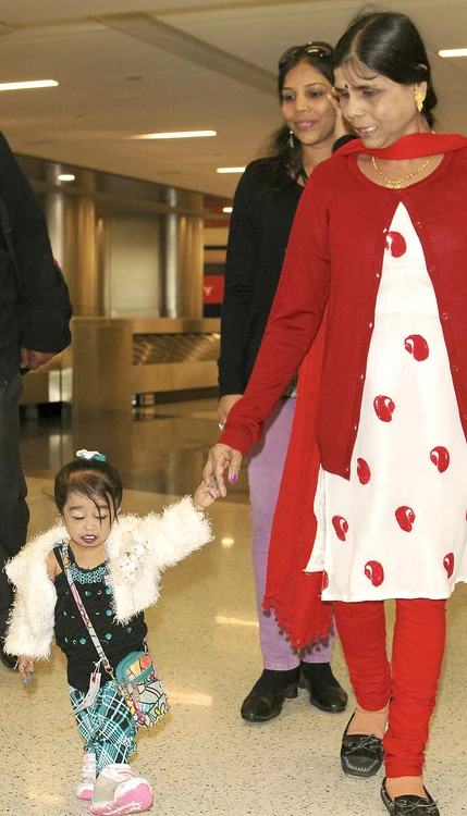 Pitica planetei şi-a făcut apariţia ca o divă în Los Angeles, la braţul mamei ei, RanjanaFoto: Guliver, Splash News